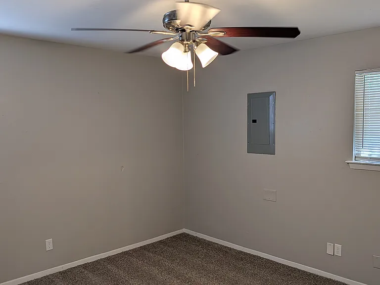 1820 Warren Ln — Photo 14