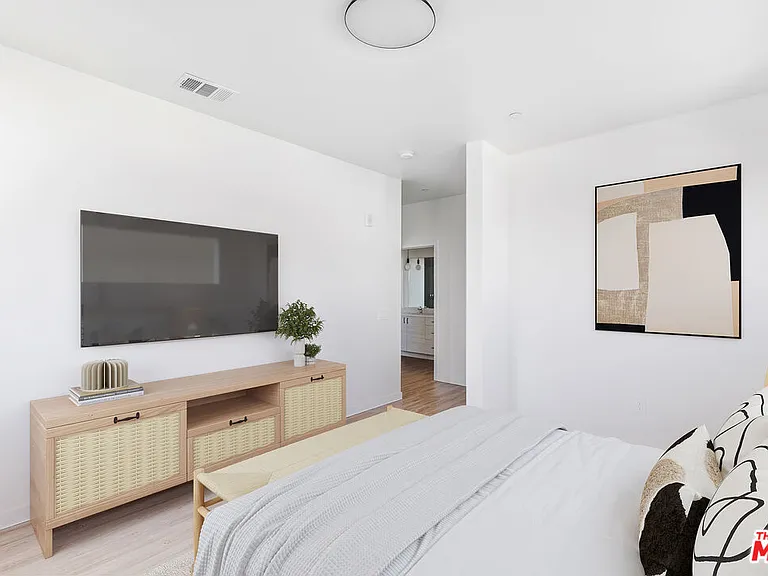 747 Lillian Way #8 — Photo 4