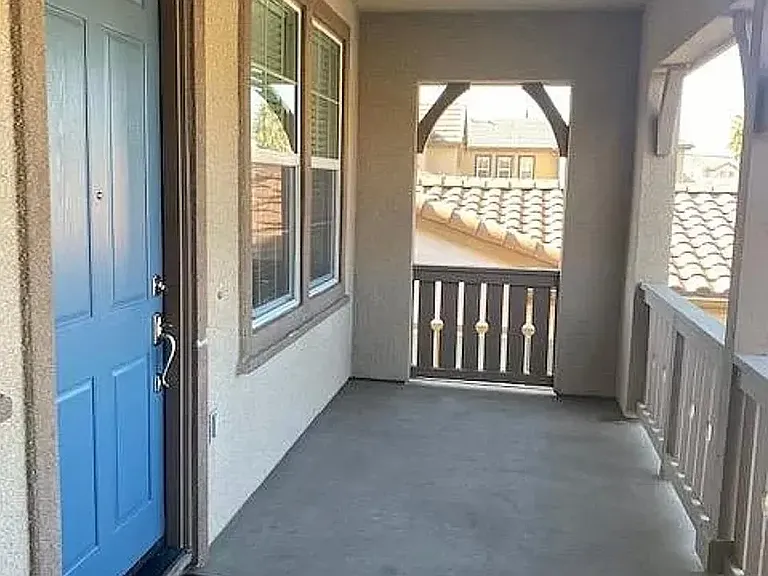 558 W Privado Way — Photo 2