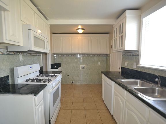 3rd image of 11022 S Manhattan Pl