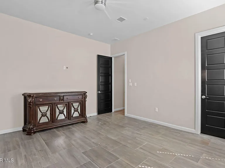 400 Royal Crown Rd — Photo 21