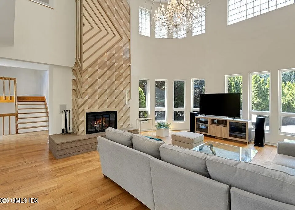 2 Stormy Circle Dr