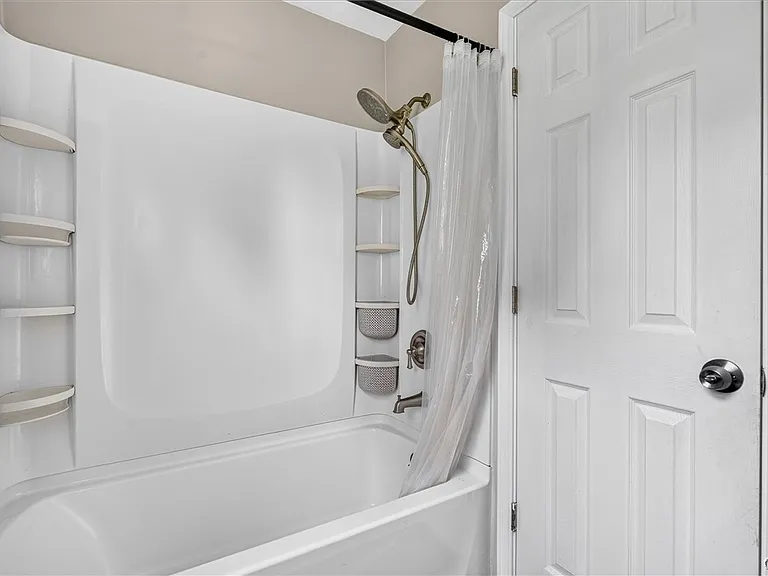 211 Windemere Rd — Photo 10