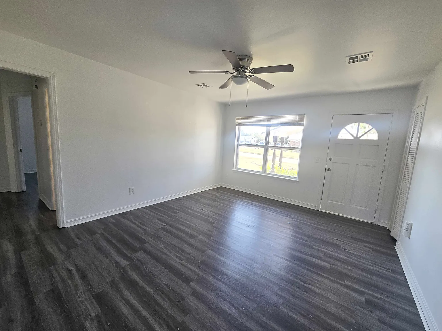 3 bed, 920 sqft, $1,100 — Photo 3