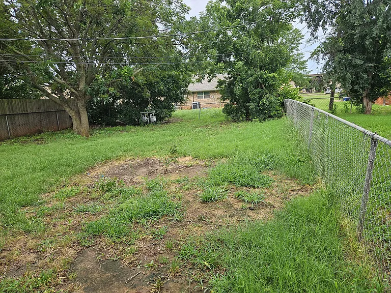 704 E Redbud Ct — Photo 3