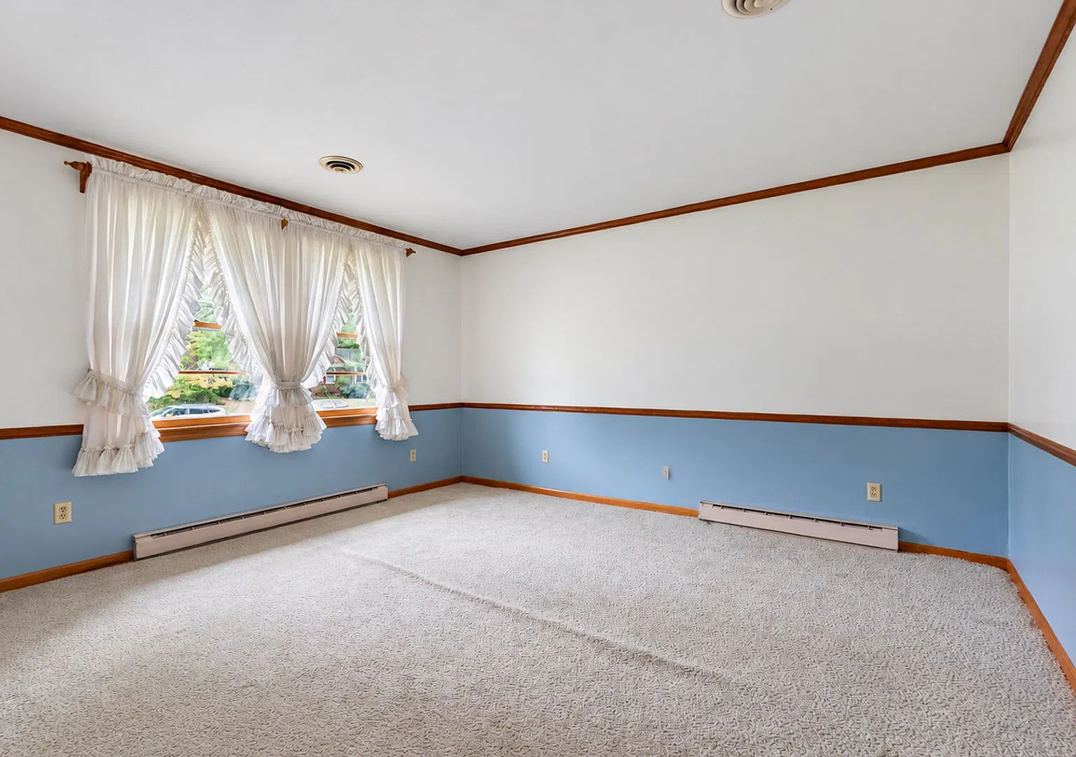 3 Bed 2 Bath brick Rancher w/ 1 car Garage and 1 Detached Garage — Photo 4