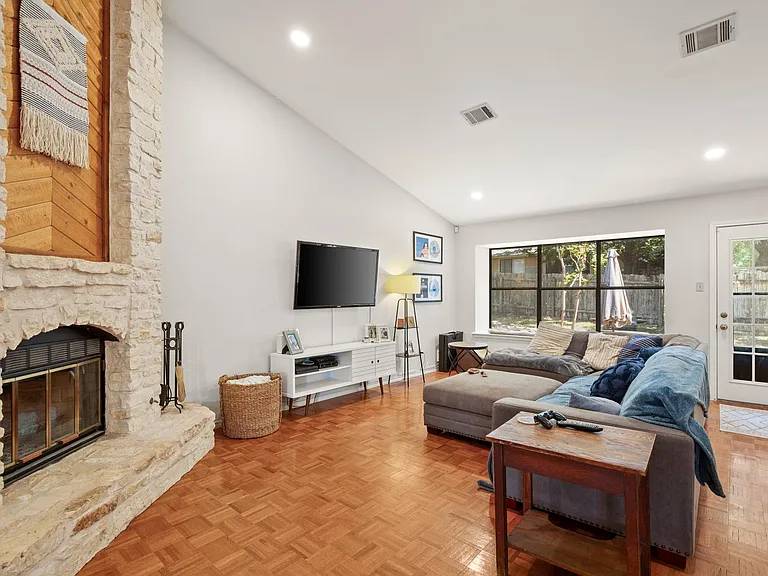 1709 Kimmerling Ln — Photo 1