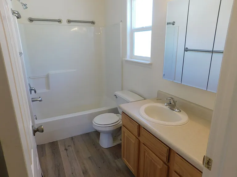 424 Pendleton St — Photo 8
