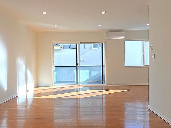 3rd image of 1425 N Harper Ave APT 4