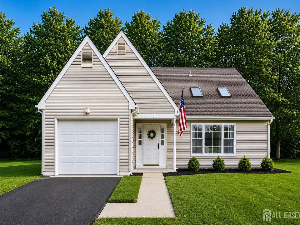 1st image of 5 Chamberlain Ct