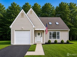 5 Chamberlain Ct, Old Bridge, NJ 08857