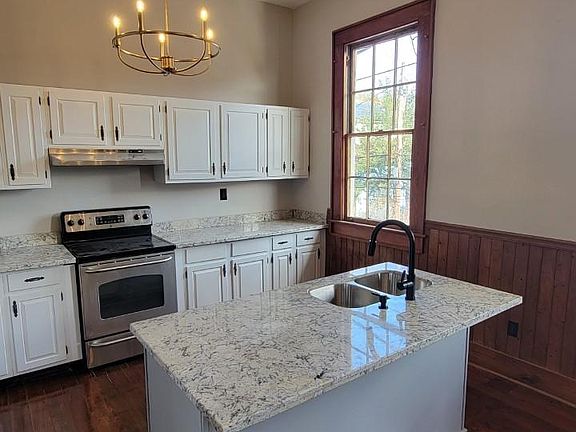 Beautiful Newly Renovated Kitchen