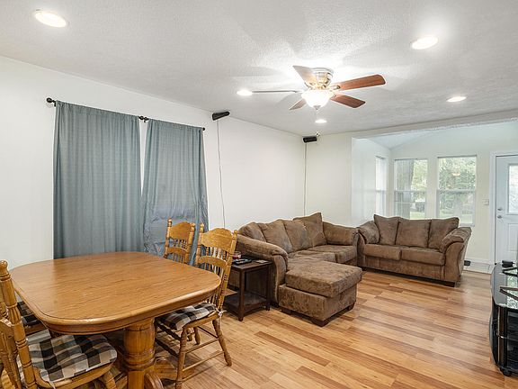 4th image of 212 Janet Ave SE