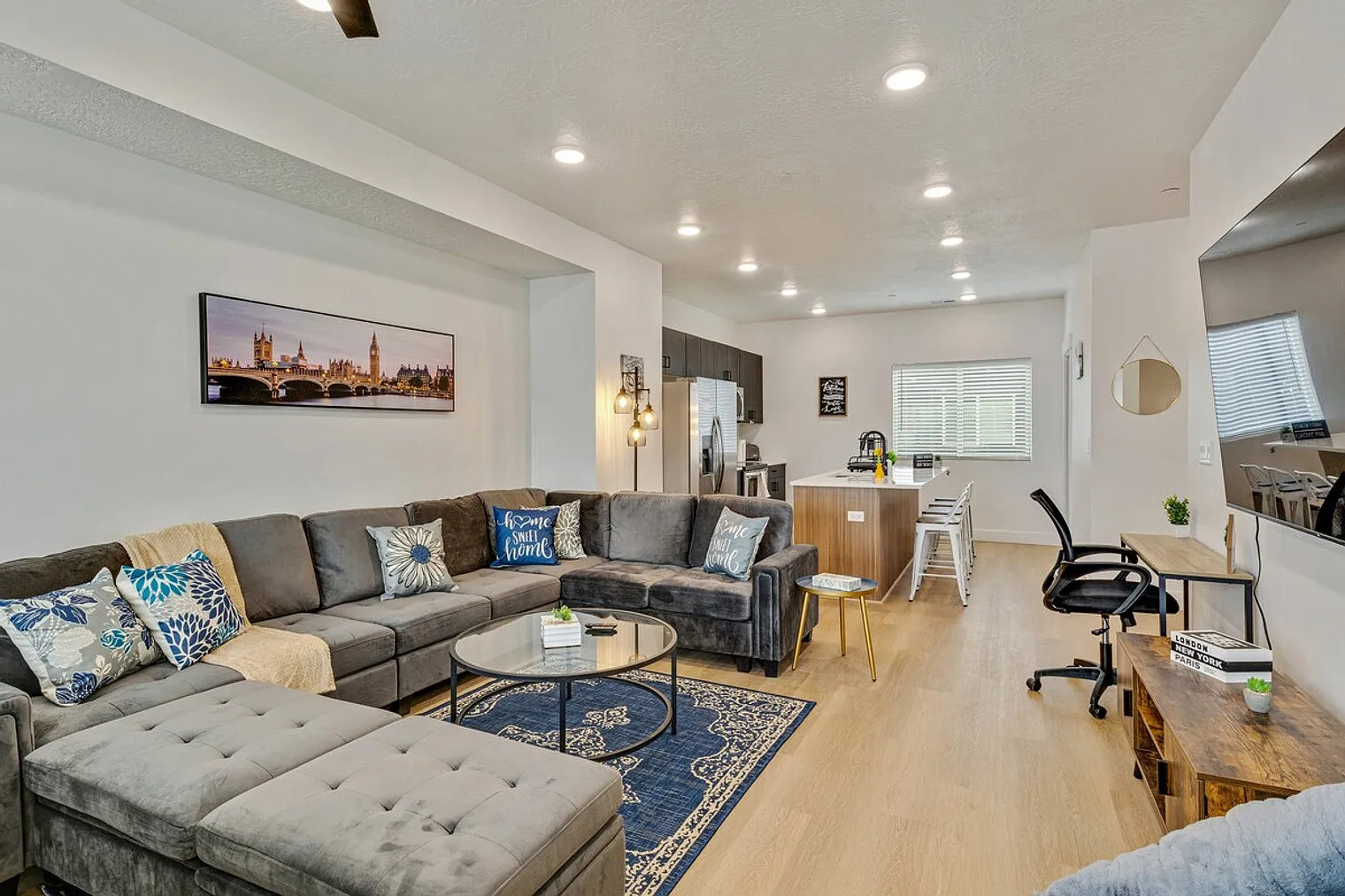 3 bed, 2.0 bath, 990 sqft, $4,465 — Photo 2