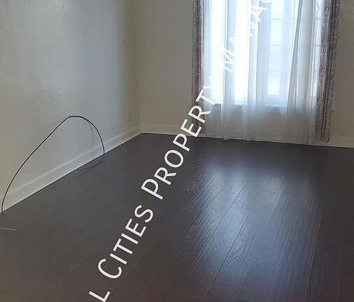 2nd image of 185 Savona Walk #102