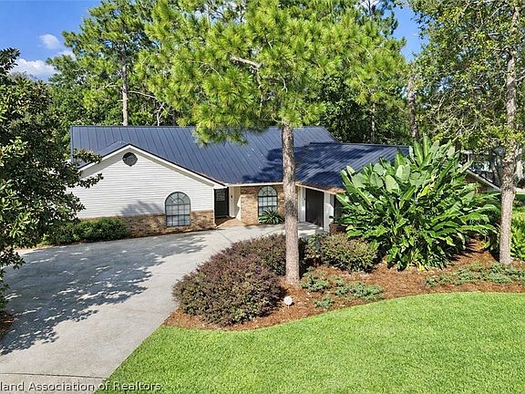 2nd image of 2425 Country Club Rd