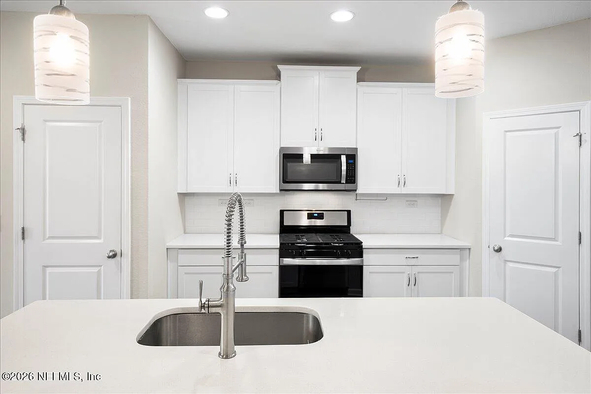 3 bed, 2.5 bath, 2081 sqft, $2,600 — Photo 4
