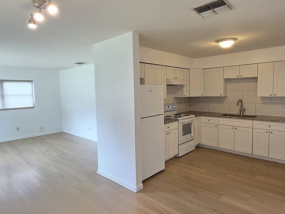 3rd image of 410 S Oakwood Ave