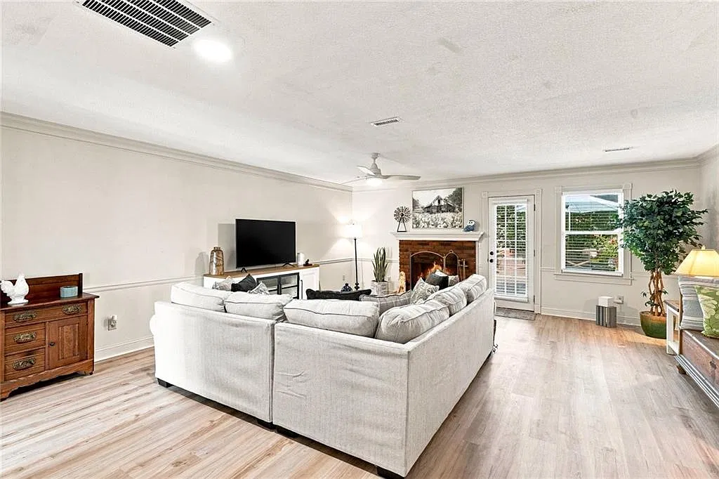 2 bed, 2.5 bath, 1332 sqft, $1,800 — Photo 4