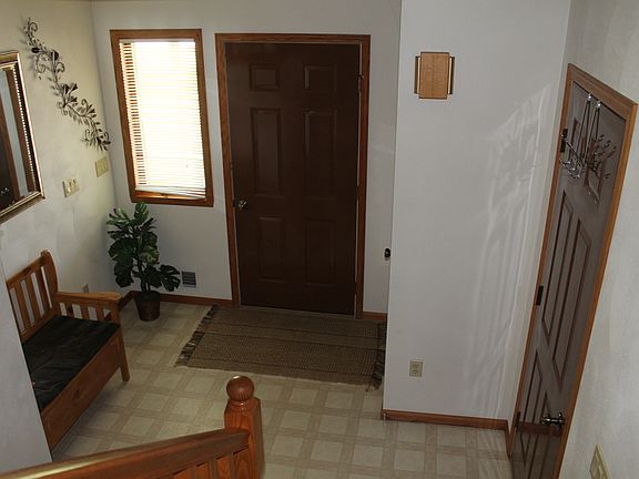 Spacious Entrance w/ closet