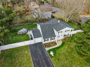 2 Sandpiper Ln, Coram, NY 11727