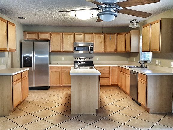 Gorgeous Spacious Kitchen