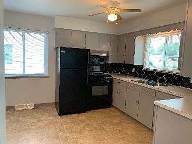 3rd image of 594 Stevenson Ave