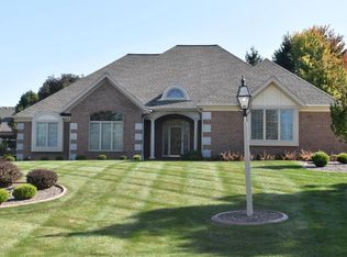 W261N2854 Woodburne Ct, Pewaukee, WI 53072