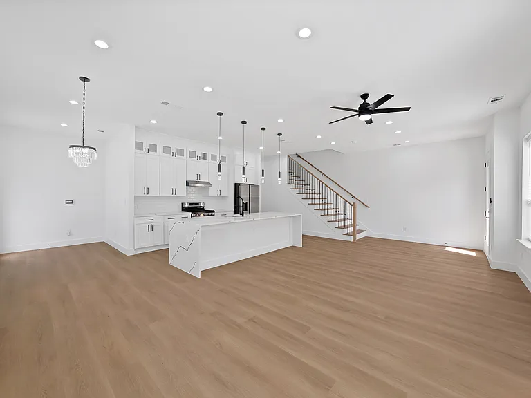 308 E 7th St — Photo 17