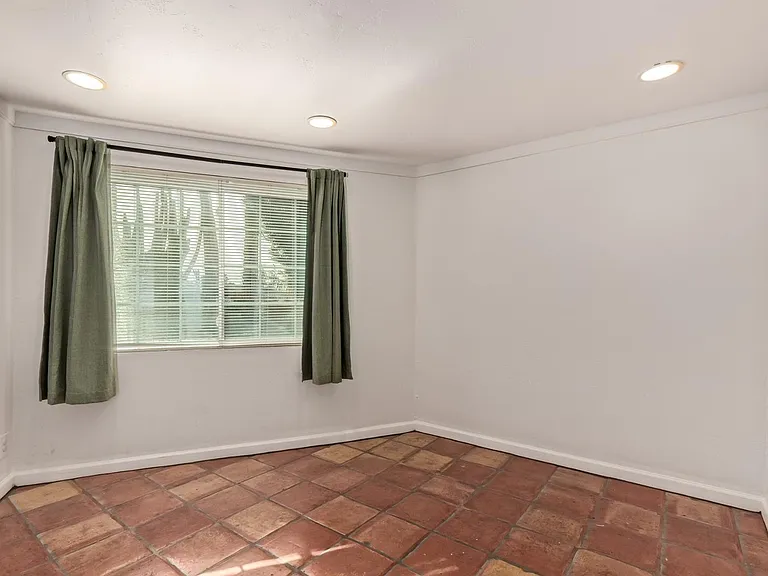 3730 E Kings Ave — Photo 22