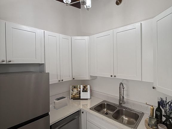 3rd image of 1007 Lincoln Blvd APT 10