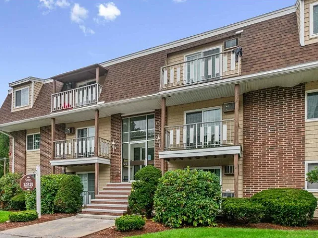Colonial Village Apartments — Photo 4