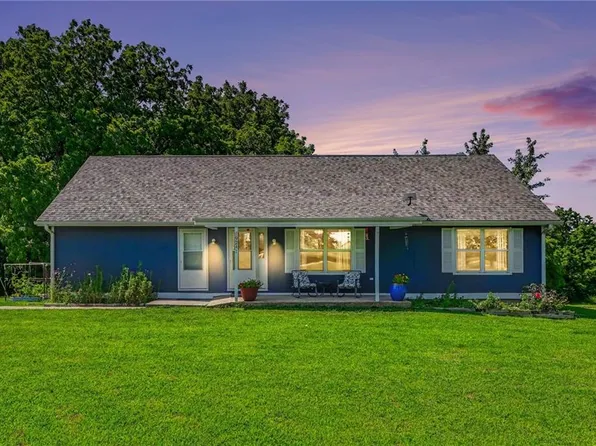 9241 Hamm Dr, Oskaloosa, KS 66066