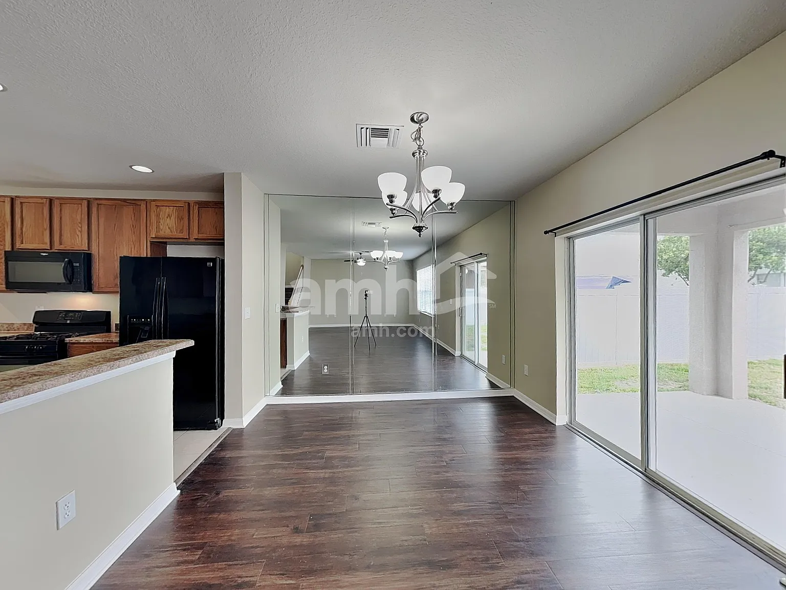 3 bed, 2.5 bath, 2315 sqft, $2,725 — Photo 4