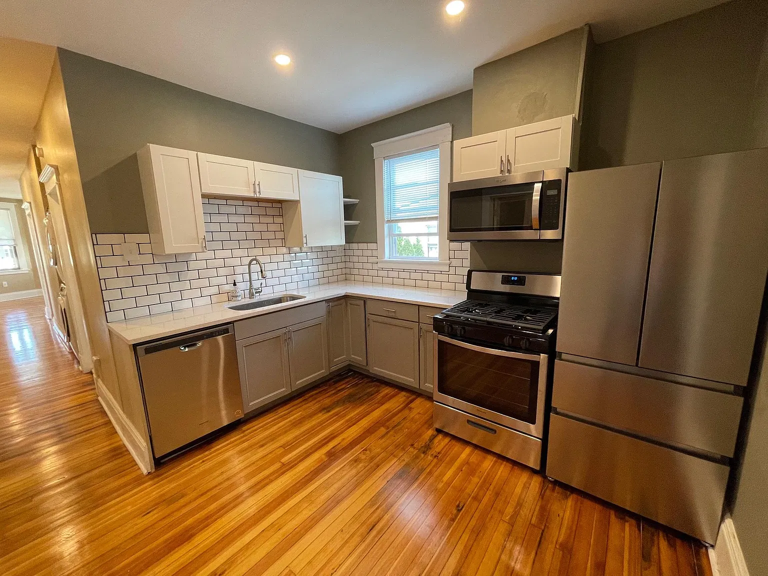 4 bed, $2,400 — Photo 1