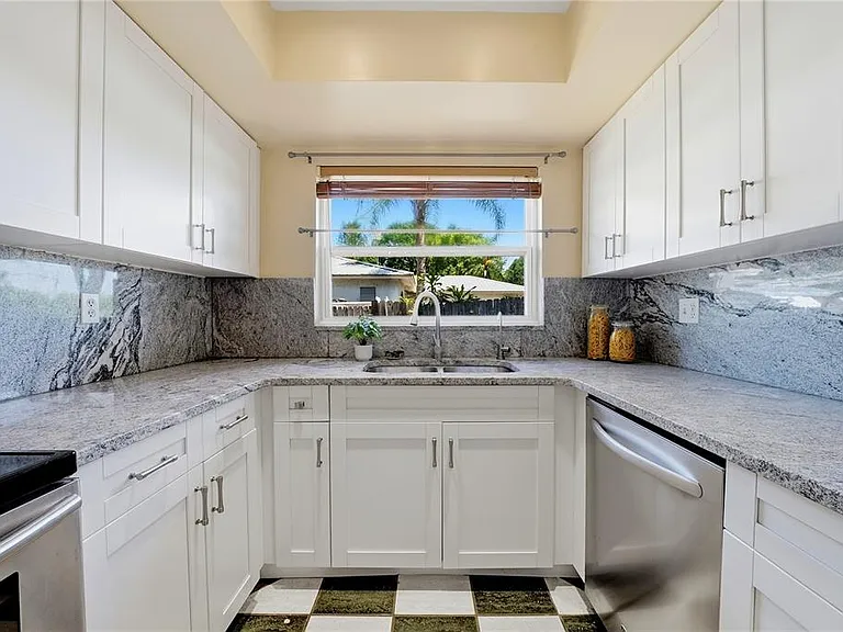 906 Carlton Rd — Photo 11