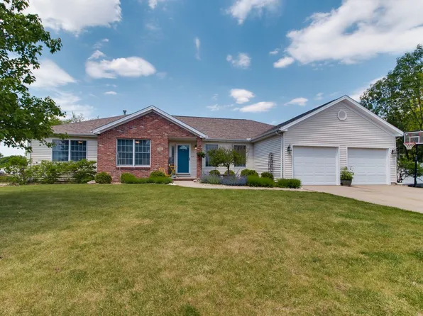 101 Dove Ct, Hudson, IL 61748