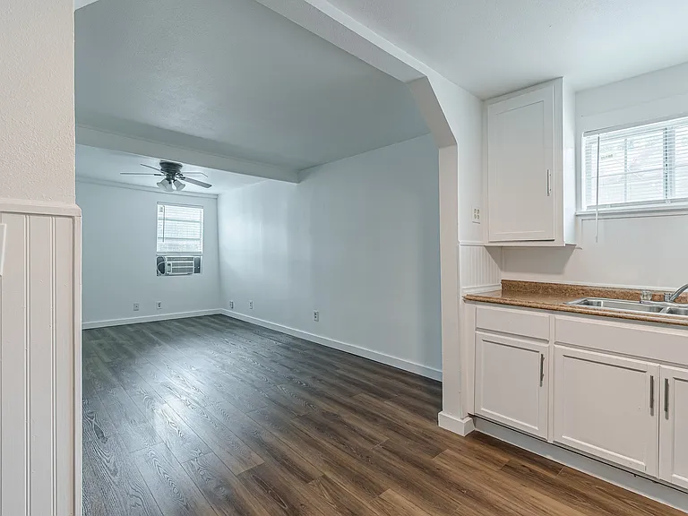 2407 S New Braunfels Ave #3 — Photo 3