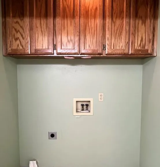 Washer/Dryer Hookups (located in Downstairs bathroom)