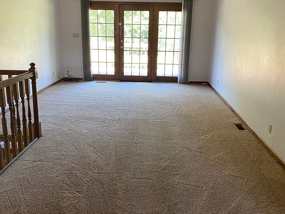 Great room looking from front entrance to the north