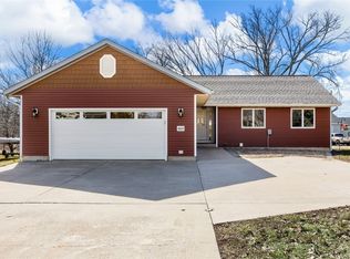 1602 Palisades Rd SW, Mount Vernon, IA 52314