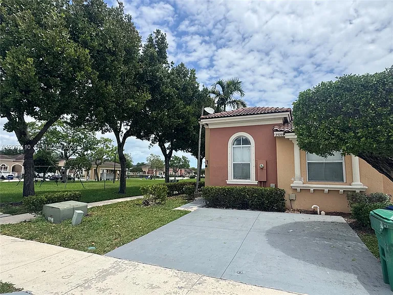 23703 SW 110th Pl #23703 — Photo 33