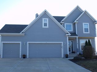 15737 S Summertree Ct, Olathe, KS 66062