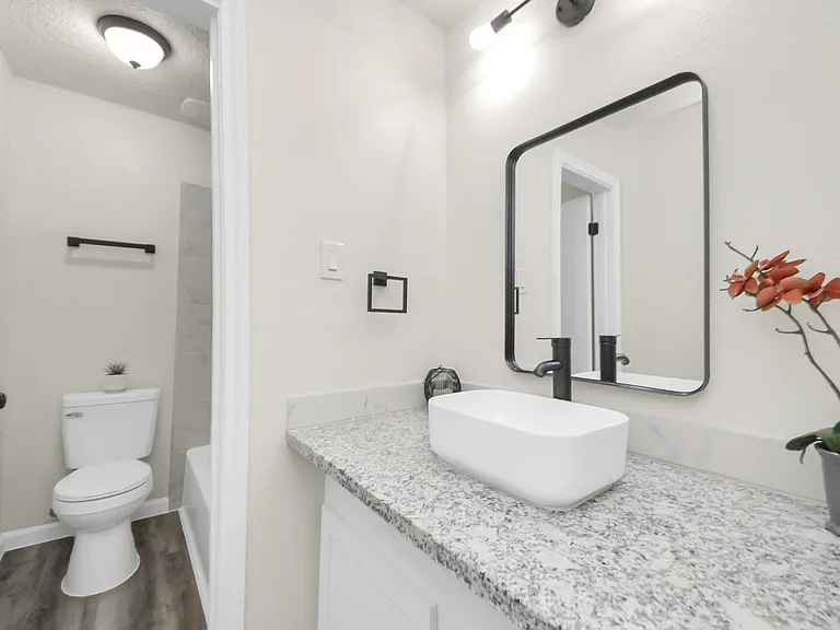2110 Melbourne St — Photo 3