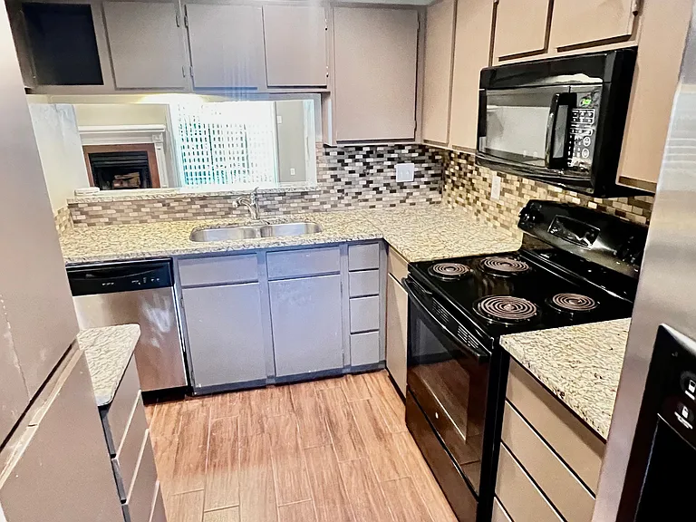 KITCHEN WITH REFRIGERATOR INCLUDED