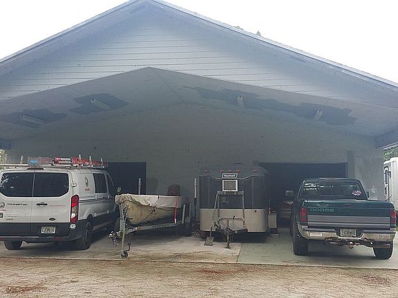 Detached garage/workshop.