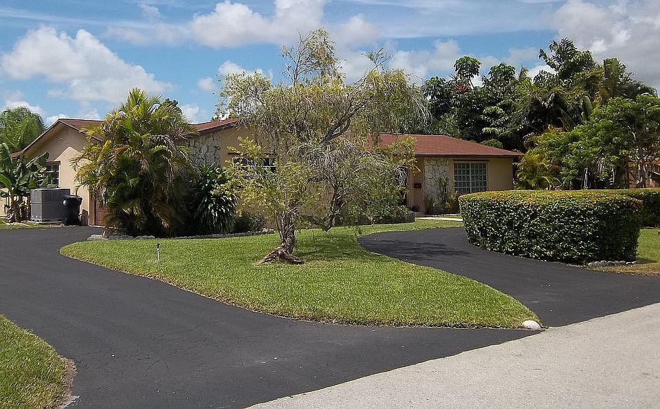 2nd image of 10122 SW 139th St