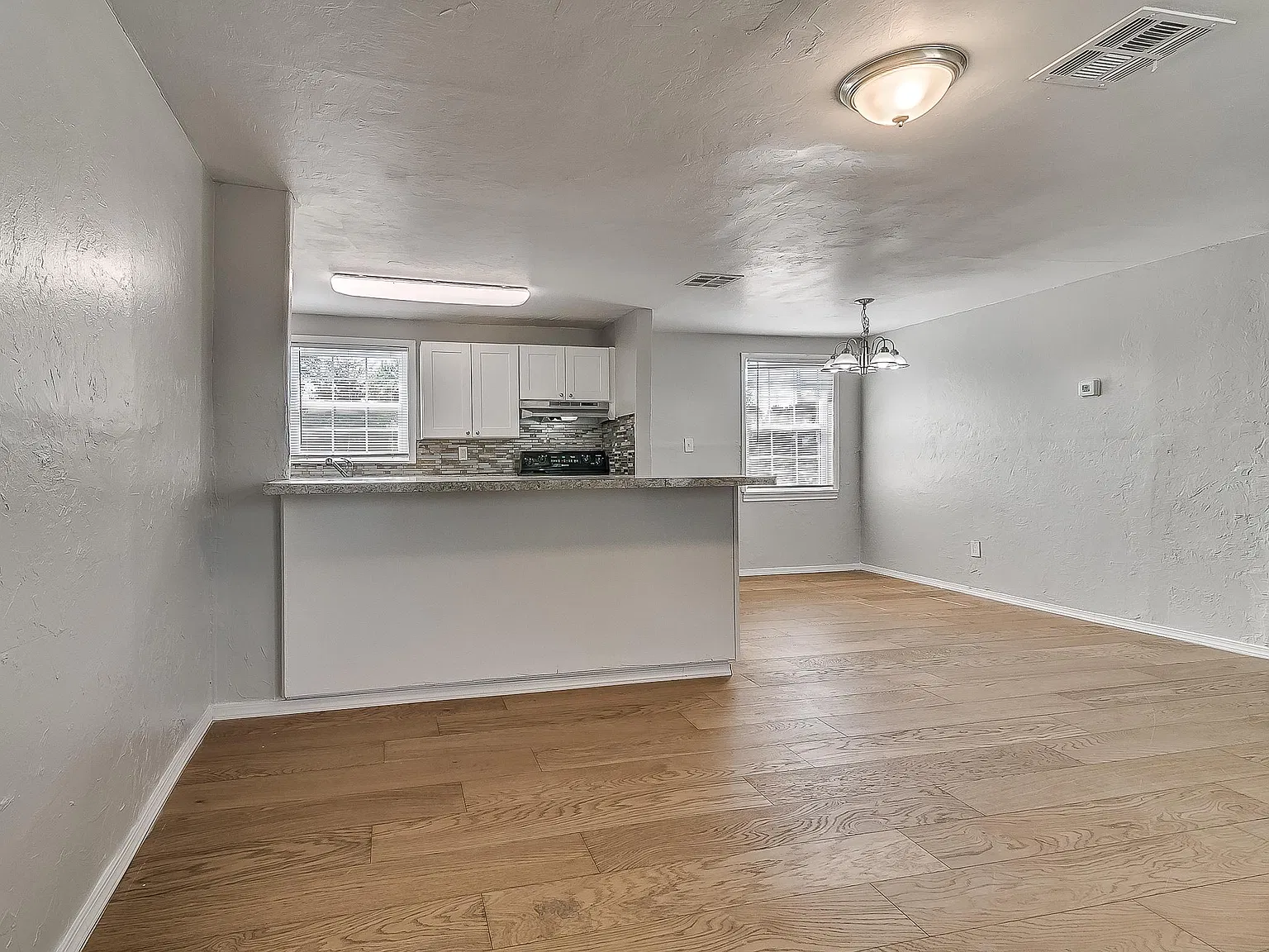 3 bed, 977 sqft, $1,050 — Photo 3