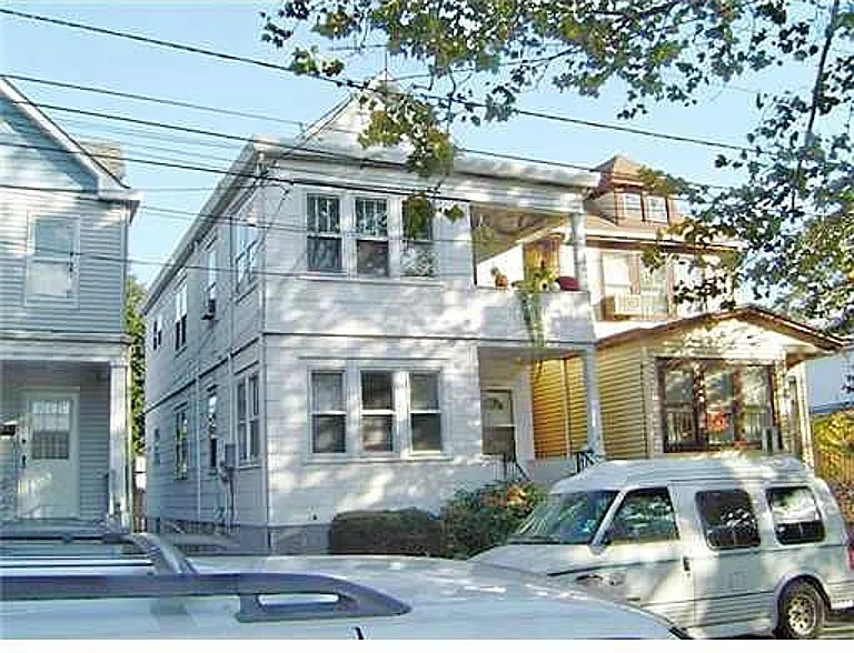 562 Carson Ave photo 1