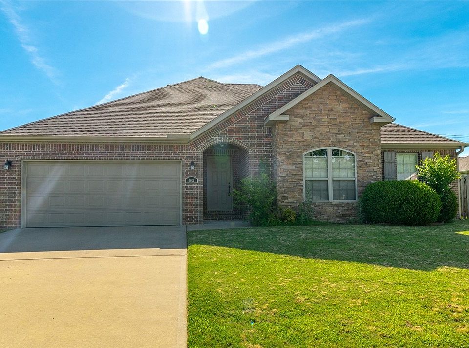 1st image of 1626 N Oakhaven Pl